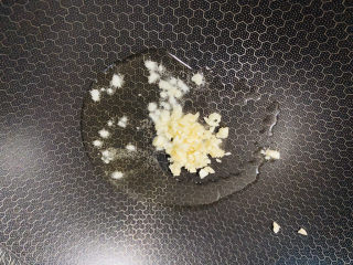 6、莴笋炒木耳,起油锅放入蒜末爆香