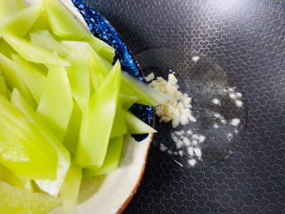 7、莴笋炒木耳,倒入莴笋