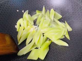 8、莴笋炒木耳,翻炒片刻