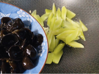 9、莴笋炒木耳,倒入黑木耳