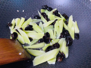 10、莴笋炒木耳,翻炒均匀