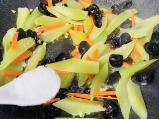 12、莴笋炒木耳,加入适量盐