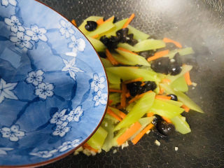 13、莴笋炒木耳,淋入少许热水