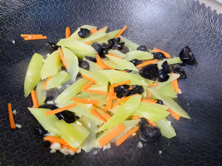 14、莴笋炒木耳,翻炒至断生