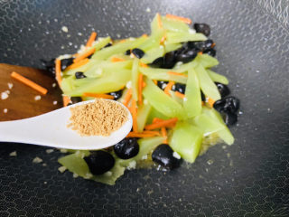 15、莴笋炒木耳,鸡精调味