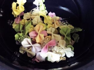 4、宝宝营养餐（1岁+）-番茄蔬菜肉酱蝴蝶面 ,将蝴蝶面冷水入锅