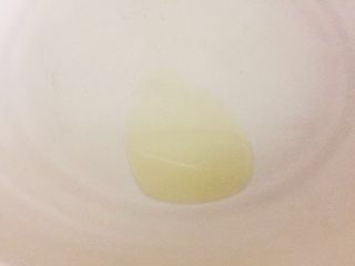6、宝宝营养餐（1岁+）-番茄蔬菜肉酱蝴蝶面 ,另外取一锅，热锅后加入少许橄榄油