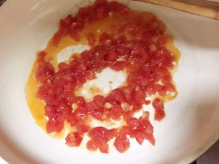 7、宝宝营养餐（1岁+）-番茄蔬菜肉酱蝴蝶面 ,倒入番茄碎翻炒