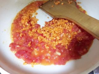 8、宝宝营养餐（1岁+）-番茄蔬菜肉酱蝴蝶面 ,然后加入胡萝卜碎翻炒