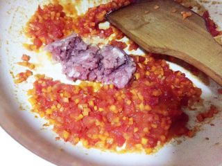 10、宝宝营养餐（1岁+）-番茄蔬菜肉酱蝴蝶面 ,加入肉末快速翻炒，此时可加入适量清水或汤汁，如骨头汤，鸡汤之类，一是口感更丰富，而且营养也更好