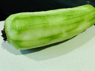 2、蒜蓉蒸丝瓜,洗净，削皮