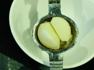 5、蒜蓉蒸丝瓜,放压蒜器