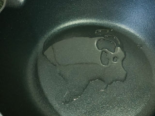 7、蒜蓉蒸丝瓜,锅加食用油