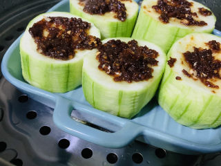 17、蒜蓉蒸丝瓜,蒸锅大火烧开，放蒜蓉丝瓜，大火蒸5分钟