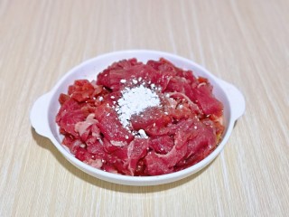 3、芹菜炒牛肉,再加入番薯粉，再次抓拌均匀。