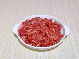 4、芹菜炒牛肉,最后淋上橄榄油，充分拌均匀，盖上盖子腌制30分钟。