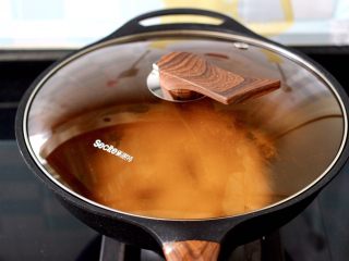 11、照烧北豆腐,盖上锅盖小火慢慢开始煎制。