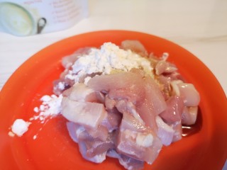3、红烧鸡肉香菇,放入淀粉。,胡椒粉,生抽, 少许盐。搅拌均匀备用。