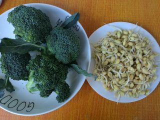 1、西兰花炒豆芽,准备诗食材。