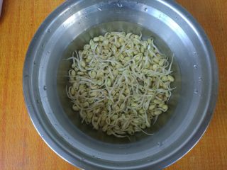 2、西兰花炒豆芽,黄豆芽用清水漂洗几遍，捡去豆皮。