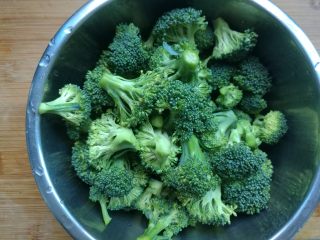 3、西兰花炒豆芽,西兰花洗净盐水中浸泡5分钟除去灰尘及小虫，捞出冲洗干净控干水分。