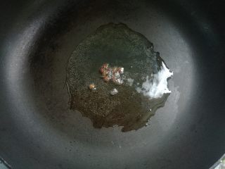 8、西兰花炒豆芽,锅中放油，放入花椒小火炸熟，捞出不要。