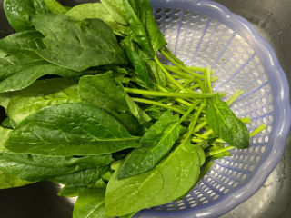 3、鸡蛋炒菠菜,沥干水份