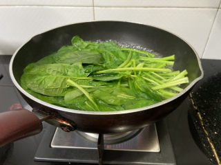 5、鸡蛋炒菠菜,放入菠菜焯烫30秒捞起