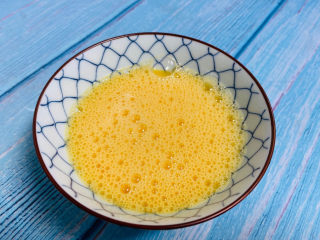 7、鸡蛋炒菠菜,鸡蛋打入碗中加入少许盐和料酒打匀