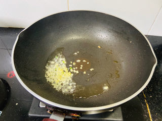 10、鸡蛋炒菠菜,起油锅倒入蒜末小火煸香