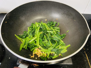 11、鸡蛋炒菠菜,放入菠菜