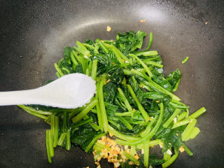 13、鸡蛋炒菠菜,适量盐