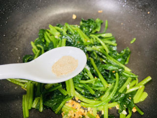 14、鸡蛋炒菠菜,适量胡椒粉调味