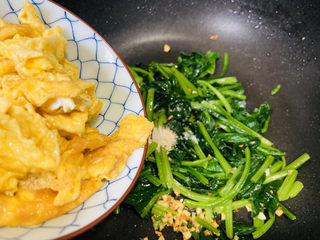 15、鸡蛋炒菠菜,倒入炒好的鸡蛋