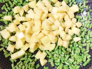 6、土豆焖饭,再放入土豆粒