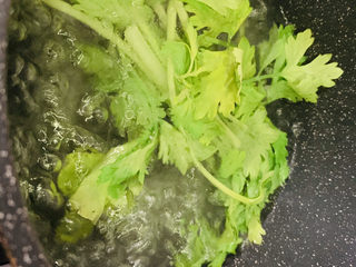 7、芹菜拌腐竹,锅里烧开水，加少许盐和油，快速焯下芹菜；