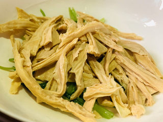 11、芹菜拌腐竹,装碗里；