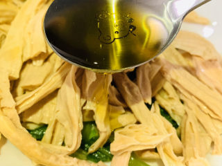 12、芹菜拌腐竹,加2勺橄榄油；