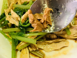 15、芹菜拌腐竹,加少许芝麻酱；