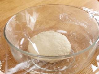 2、宝宝春饼12M+(宝宝辅食),和成面团,盖上保鲜膜,醒发十分钟