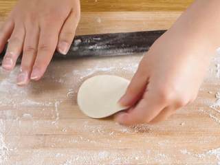12、宝宝春饼12M+(宝宝辅食),擀成饺子皮一样的面皮