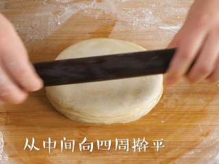 16、宝宝春饼12M+(宝宝辅食),用擀面杖压平,从中间到四周赶平