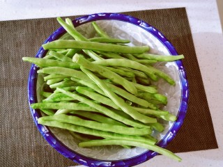 4、爆炒豆角,所有的豆角处理干净备用