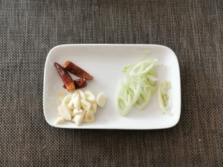 6、爆炒豆角,葱蒜切片备用