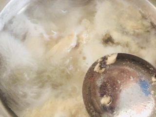 5、手撕鸡胸肉,中火煮开，撇去浮沫。再煮十分钟左右即可。