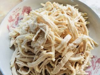 6、手撕鸡胸肉,鸡胸肉撕成大小均匀的条状