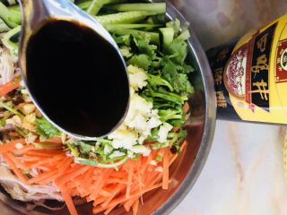 21、手撕鸡胸肉,加入2勺陈醋