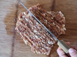 2、团团圆圆——珍珠圆子,猪后腿肉剁成肉糜。