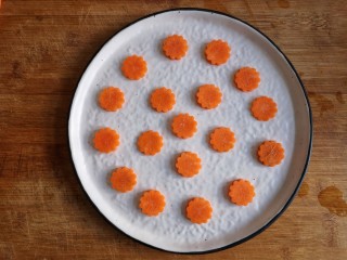 13、团团圆圆——珍珠圆子,胡萝卜切花片垫盘。