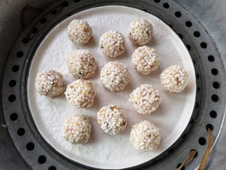 15、团团圆圆——珍珠圆子,上锅隔水,开锅后蒸25分钟即可。